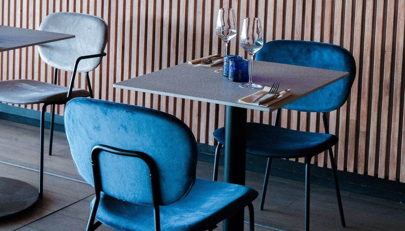 table restaurant le Moom toulon chaise bleu décoration intérieure