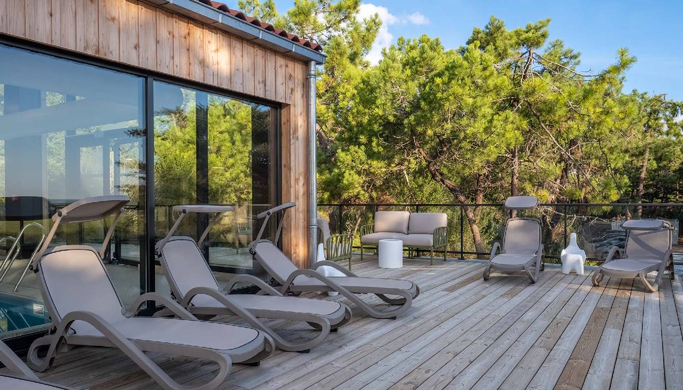 terrasse en bois et chaises longues confortables