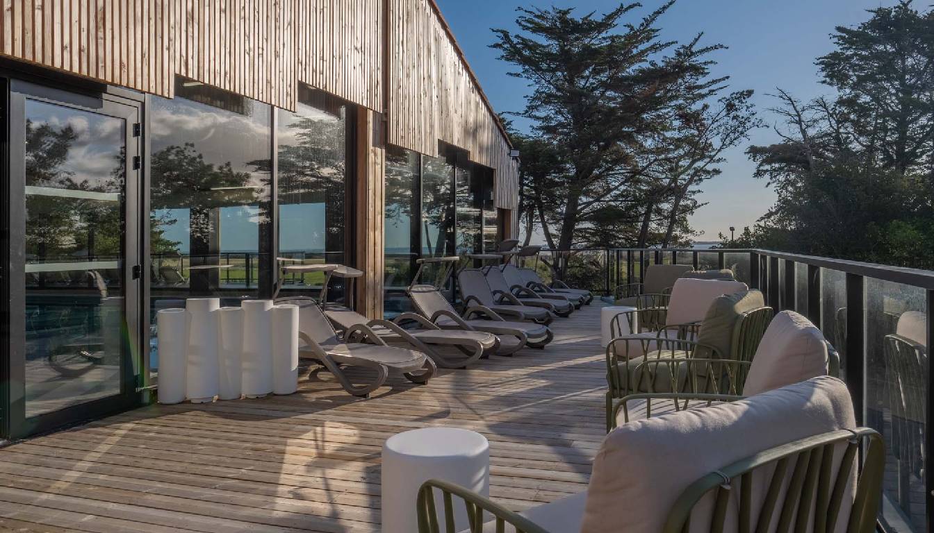 chaises longues sur terrasse en bois au village vacances de Noirmoutier