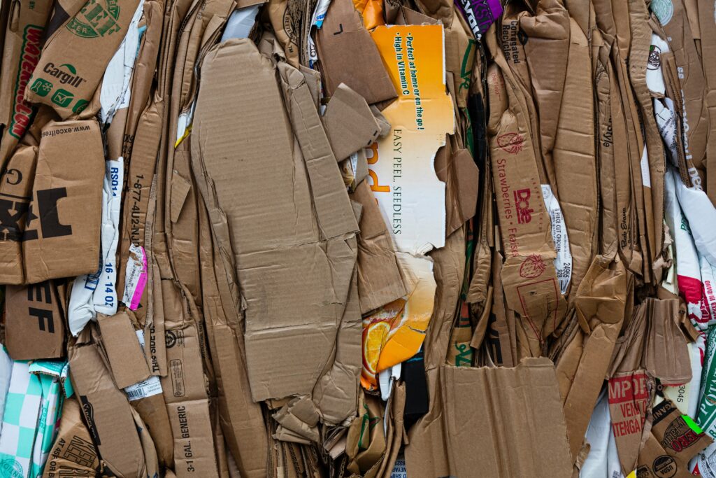 Cartons recyclés illustrant les démarches RSE et responsables des usines de mobilier professionnel.