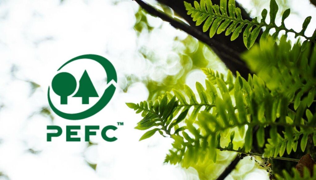 Logo PEFC, gage de qualité et écologique pour le bois de mobilier professionnel.