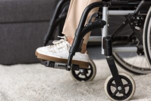 pieds d'une personnes en fauteuil roulant